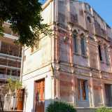 Abitazione che � affiancata da quella che un tempo era la casa dei custodi: un�eclettica palazzina a due piani adiacente alla villa, abbellita da bifore
